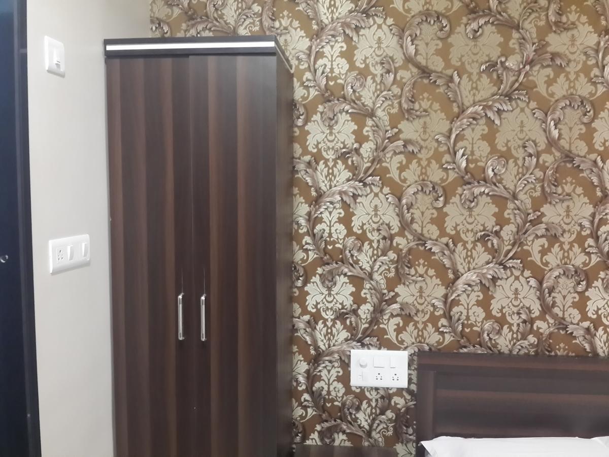 Hotel Holiday Era Opposite Railway Station 아우랑가바드 외부 사진