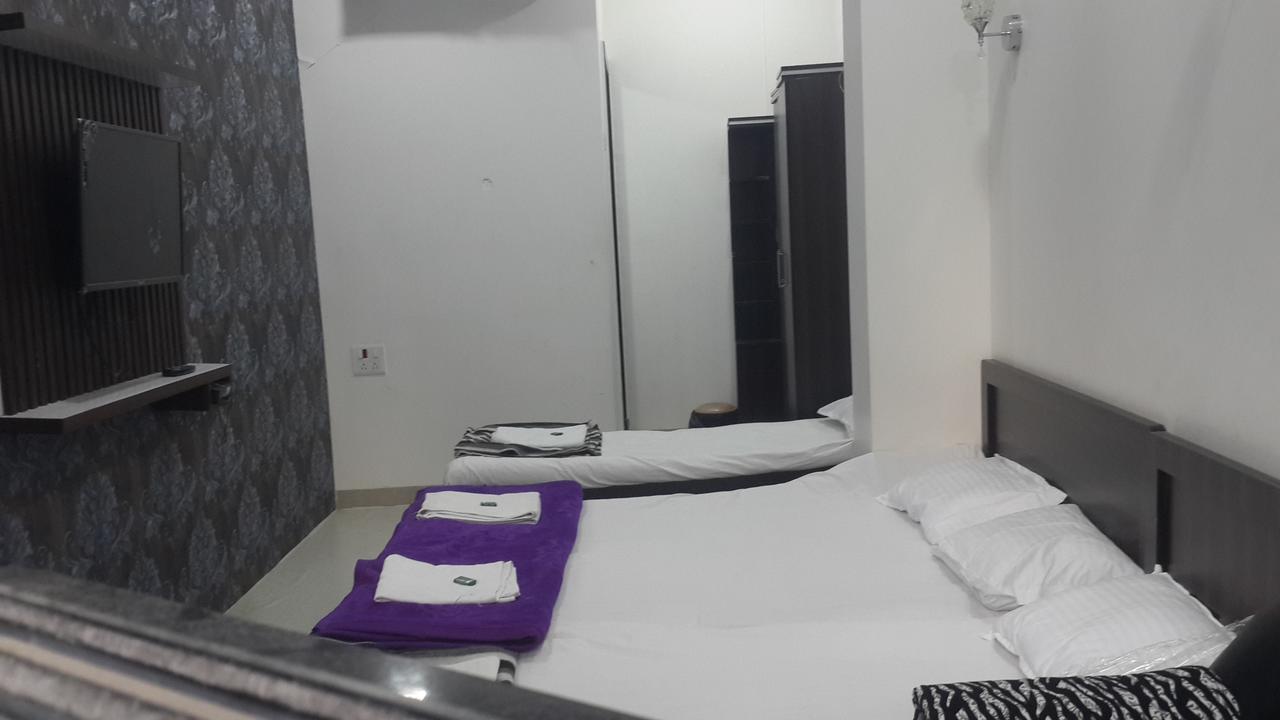 Hotel Holiday Era Opposite Railway Station 아우랑가바드 외부 사진